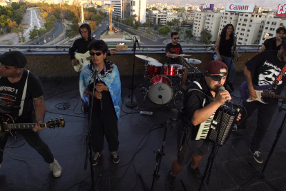 La banda musical Hacia la Victoria que muestra a sus integrantes durante un ensayo en Santiago (Chile).