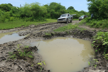 Vías. No hay carreteras establecidas para transportarse entre las comunidades, en Puná.