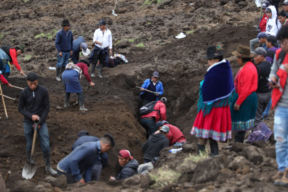 Los familiares de las familias de Alausí siguen en labores de búsqueda para encontrar a sus seres queridos.