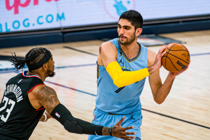 Santi Aldama fue crucial en el resultado final del partido con Clippers.