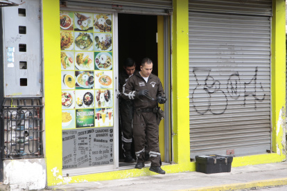 El hecho se registró al interior de marisquería ubicada en la calle E3, donde llegó equipo especializado.