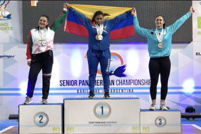 Dayana Mina lució exultante en la plataforma al colgarse las tres medallas de oro de la categoría 87 kg.