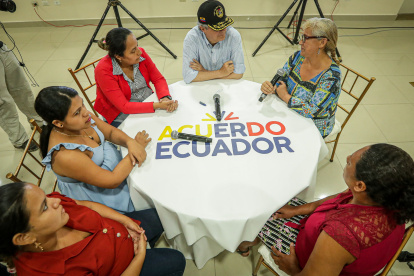 ¿Sabatina? El presidente Guillermo Lasso y un grupo de víctimas durante la grabación del primer programa de la serie ‘Acuerdo Ecuador’.
