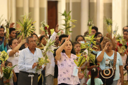Con mucho fervor los fieles acudieron a los diferentes templos para participar de la misa de Domingo de Ramos