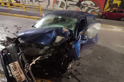 Vías. Un vehículo quedó completamente destruido en la avenida Simón Bolívar, en la entrada a Carapungo.