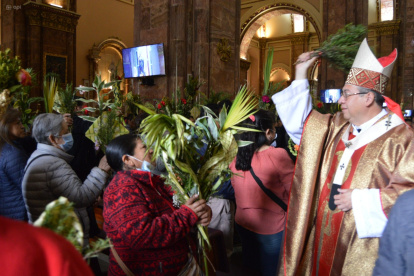 Ceremonia. El arzobispo e Cuenca, Marco Pérez, bendijo los ramos.