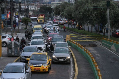 Lo capitalinos deben convivir con el incremento del parque automotor, el tráfico vehicular y las obras a medio hacer en las arterias principales.