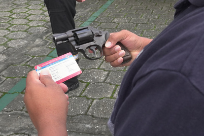 El porte y tenencia deberá cumplir con los requisitos establecidos en la normativa