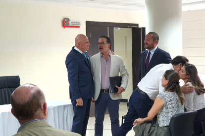 Alfredo Borrero (i) junto a los nuevos ministros Gustavo Manrique (c) y José Dávalos (d).