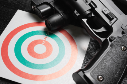 El porte de armas conlleva responsabilidades significativas, y el cumplimiento de los requisitos de la ley y los reglamentos