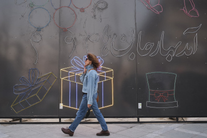 Una mujer pasea sin velo por el norte de Teherán, en una foto reciente.aime León