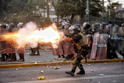 Imagen de archivo de miembros de la Policía enfrentan a manifestantes durante una jornada de protestas antigubernamentales que exigen la renuncia de la presidenta Dina Boluarte en Lima (Perú).