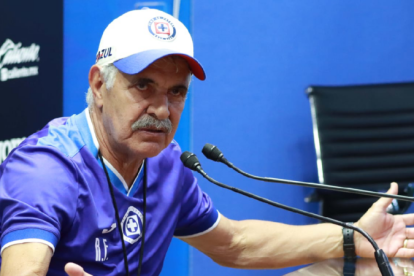 Tuca Ferreti, actual DT de Cruz Azul se mostró molesto en rueda de prensa.