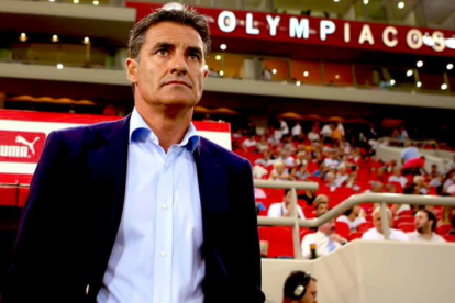 El entrenador español dimitió de su cargo y ahora el club griego se encuentra sin DT.