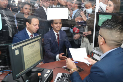 presenta Garantía Jurisdiccional de acción de Protección en contra del Sr. Guillermo Lasso, Ministro de Finanzas y Procurador General del Estado.