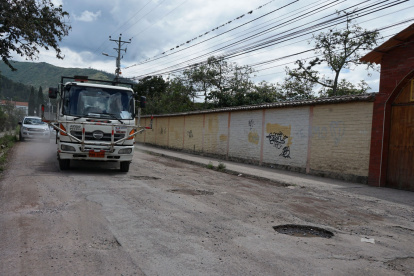 Hilera. Los vehículos deben sortear los orificios que están unos junto a otros.