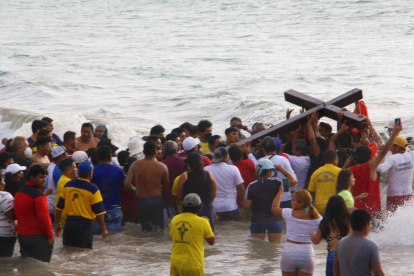 Los feligreses acuden al mar para el ‘Baño de la Cruz’.