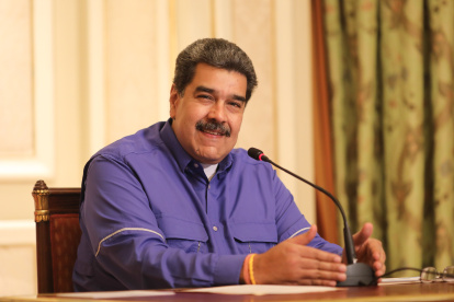 Fotografía cedida por Prensa Miraflores del mandatario venezolano, Nicolás Maduro, mientras habla durante una reunión con funcionarios gubernamentales a su llegada hoy a Kuwait (Kuwait). Coincidiendo con la Cumbre de las Américas celebrada la pasada semana en Los Ángeles, a la que Venezuela no fue invitada por EE.UU. al considerar que no es una democracia, Maduro inició una gira internacional que lo ha llevado a Turquía, Argelia, Irán y Kuwait, donde llegó hoy. EFE/ Prensa Miraflores / SOLO USO EDITORIAL/ SOLO DISPONIBLE PARA ILUSTRAR LA NOTICIA QUE ACOMPAÑA (CRÉDITO OBLIGATORIO)