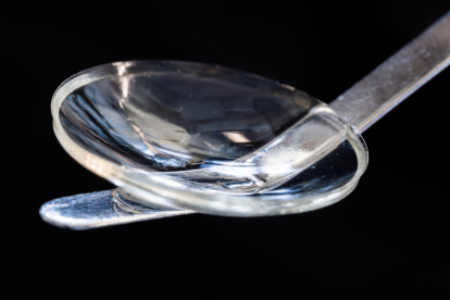 El implante se asemeja a la córnea humana y está hecho de proteína de colágeno de piel de cerdo.