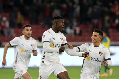 José Angulo (c) y Alexander Alvarado (d) estarán en el ataque albo para el duelo en Perú.