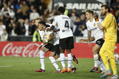 VALENCIA, 03/04/2023.- Los jugadores del Valencia celebra el primer gol del equipo valencianista durante el encuentro correspondiente a la jornada 27 de primera división que disputan hoy lunes frente al Rayo Vallecano en el estadio de Mestalla, en Valencia. EFE / Kai Forsterling.