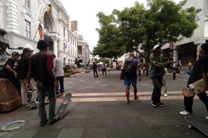 Evento. Adolescentes guayaquileños en una actividad reciente en la Plaza de la Administración, en Guayaquil.