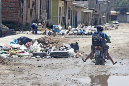 La 28 de Agosto. En medio de basura, tierra y agua, los conductores se hacen camino para no tropezar en calles donde las aceras se pierden.