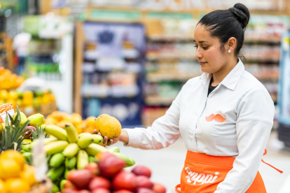 Labor. Una trabajadora independiente de delivery comprando.