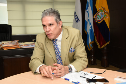 El desabastecimiento en hospitales del IESS, esponden a los lentos procesos de contratación y que los proveedores que cumplen los plazos para la entrega de lo establecido en el contrato según el director provincial de la institución, Enrique Fócil.