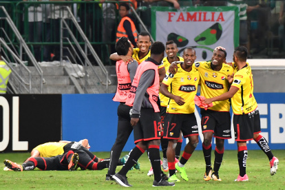 Felicidad. Los toreros lograron una histórica clasificación en Sao Paulo. Ecuador"s Barcelona footballers celebrate after defeating Brazil"s Palmeiras in a penalty shoot out in their 2017 Copa Libertadores football match held at Allianz Parque stadium in Sao Paulo, Brazil on August 9, 2017. / AFP / NELSON ALMEIDA FBL-LIBERTADORES-PALMEIRAS-BARCELONA