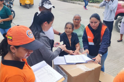 Asistencia. Los afectados por las inundaciones recibieron kits.