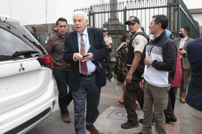 El ministro de Energía, Fernando Santos Alvite, al ingreso de la Presidencia de la República.