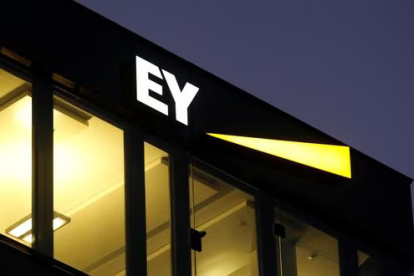 El logo de Ernst & Young se luce en una oficina en Zérich, Suiza.