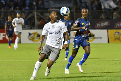 En el estadio Reales Tamarindos, Delfin recibe a Emelec en un partido por la fecha 4 del campeonato nacional de futbol Liga Pro Bet593 2023.