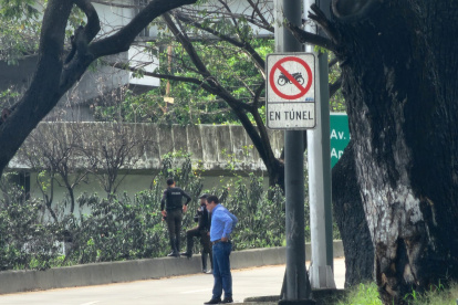 Instante en el que personal de la Policía verificaba qué pasó en la arteria.