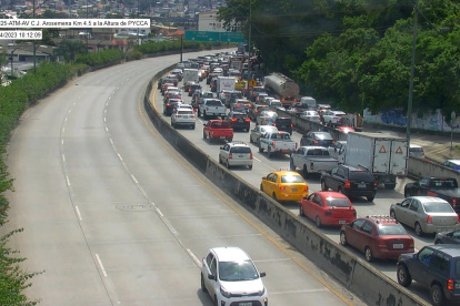 Así permaneció la avenida del Bombero por más de una hora este 4 de abril.