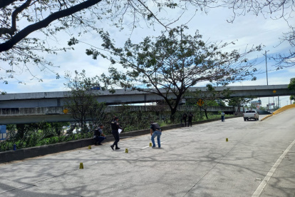 Personal de la Policía se encuentra en el sitio investigando el caso.