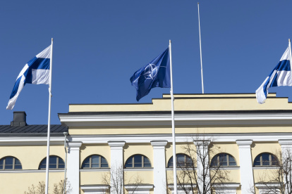 Dos banderas finlandesas ondean junto a la bandera de la OTAN frente a la sede del Ministerio de Asuntos Exteriores de Finlandia, este martes en Helsinki. El ingreso de Finlandia en la OTAN, consumado hoy en tiempo récord, pone fin a casi ocho décadas de una neutralidad militar -inicialmente impuesta por Moscú y luego voluntaria- que casi con seguridad hubiera continuado de no producirse la invasión rusa de Ucrania.