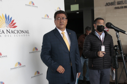 El legislador socialcristiano Pedro Zapata anunció que revisará la legalidad del plazo otorgado por Fernando Villavicencio.