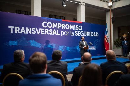 Fotografía cedida por la Presidencia de Chile, del mandatario Gabriel Boric durante ceremonia de firma del compromiso transversal por la seguridad, hoy, en el palacio de La Moneda, en Santiago (Chile).