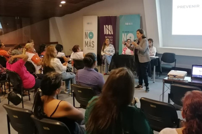 Varias personas asisten al encuentro que se desarrolló en el Museo Nahim Isaías