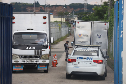 Pasadas las 16:00 se observó el ingreso de lod carros de medicina legal por la puerta de ingreso que conduce hasta La Roca.