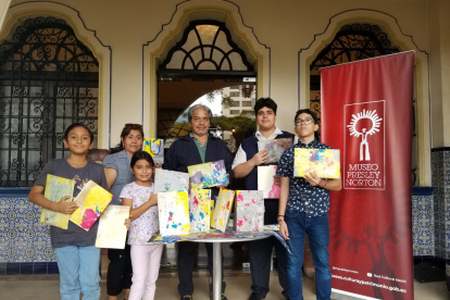 El grupo de niños que asistieron al taller, aparecen junto al instructor, Carlos Montalvo.