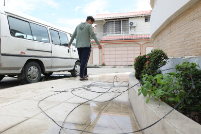 1. Peligros. Los cables caídos en el piso son un riesgo para los moradores de la ciudadela La Saiba que transitan por las veredas. Más de uno ya ha sufrido accidentes en el suelo mojado.