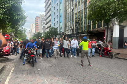 Hechos. Trabajadores de centros nocturnos marcharon desde la 9 de Octubre hasta la Gobernación del Guayas.