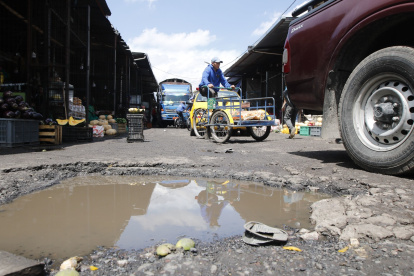 Boquetes. Los obstáculos que hay en las calles de este centro de abastos son focos de suciedad y un riesgo para peatones y carros.