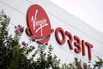 Logo de la empresa Virgin Orbit en su sede principal en Long Beach, California.