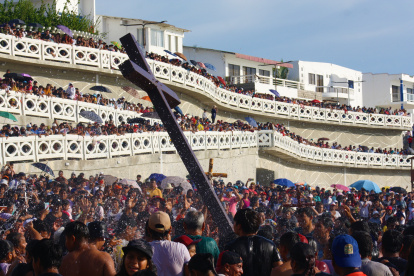 En Ballenita se llevó a cabo el Baño de Cruz, por Semana Santa.