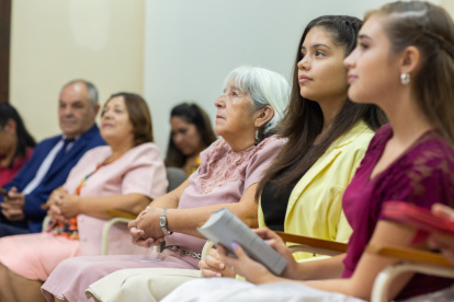 Asistentes. - Testigos de Jehová escuchando el discurso basado en la Biblia, por la muerte de Jesucristo