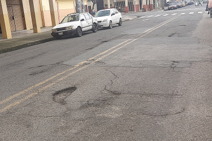 Situación. El deterioro se extiende en la avenida Del Ejército.